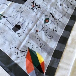 This scarf features 1950s atomic design